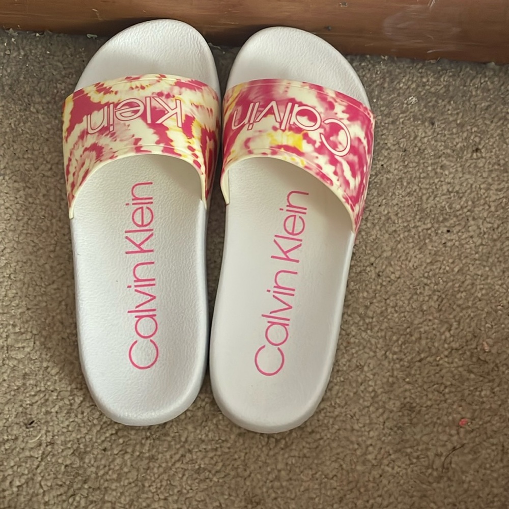 EUC only wore 2 Calvin Klein tie-dye sandals Size (8).